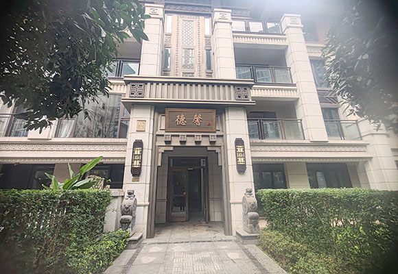 位于江陽(yáng)區(qū)春華路三段197號(hào)12號(hào)樓1單元103號(hào)住宅用房（金科博翠灣）